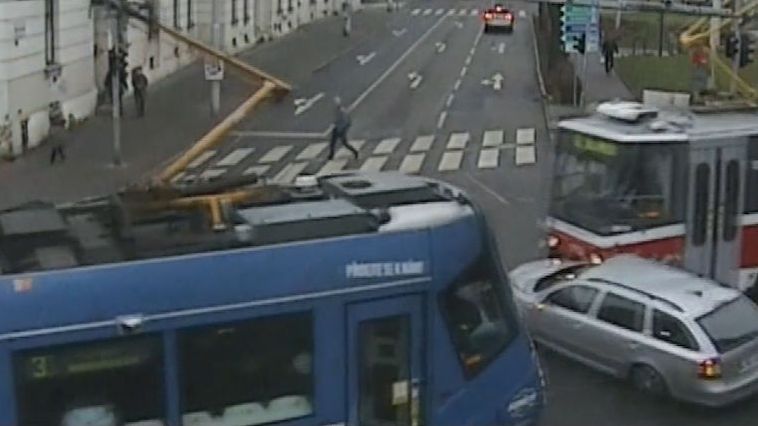 Kamera v Brně zachytila auto, které se vklínilo mezi tramvaje